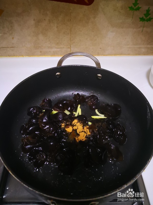 美味木耳炒蒜苗