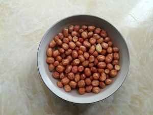 健康养生佳品芹菜胡萝卜拌花生米的做法