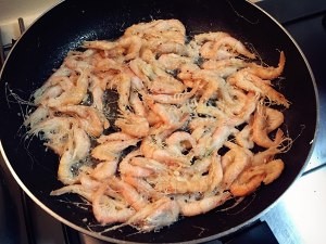 油煎小白虾怎么做
