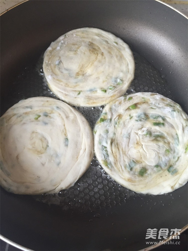 五香葱油饼的做法