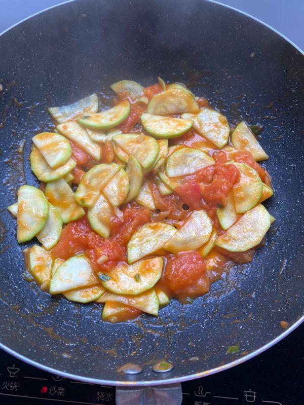 西红柿炒西葫芦