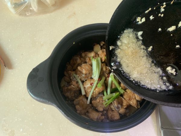 砂锅葱香鸡腿肉