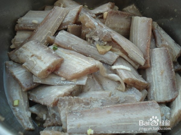 如何制作孜然干炸带鱼
