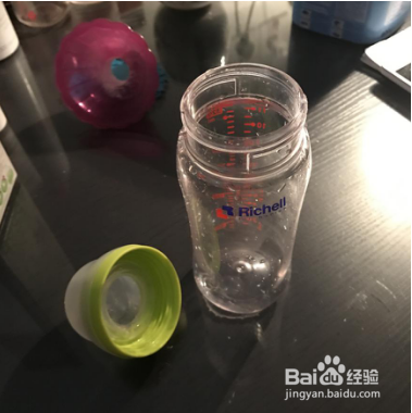 正确清洁奶瓶的步骤