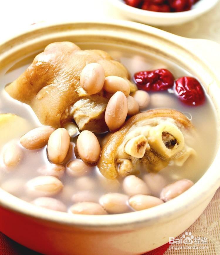 如何在家中制作花生炖猪蹄