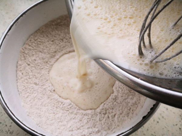 黑全麦松饼配蔓越莓果酱