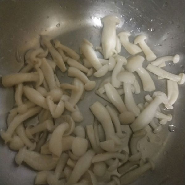 蒜薹肉片白玉菇