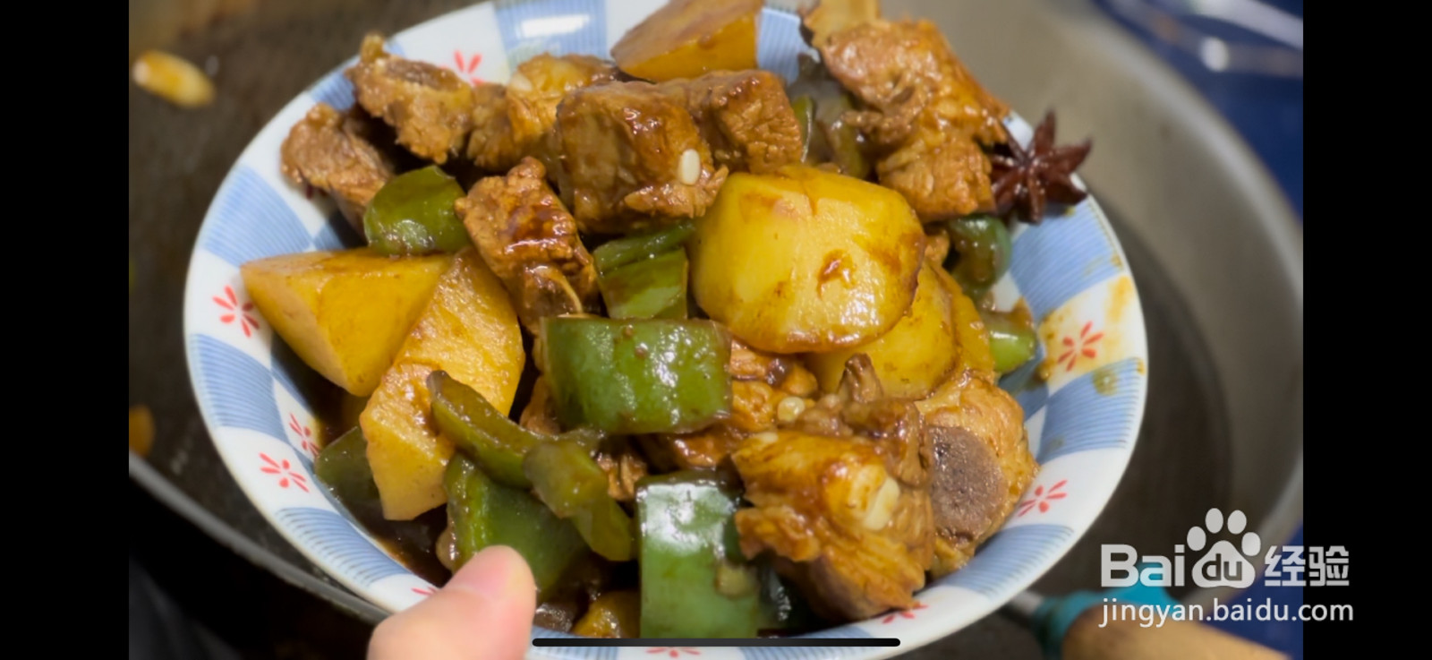 下饭菜土豆青椒焖排骨的做法