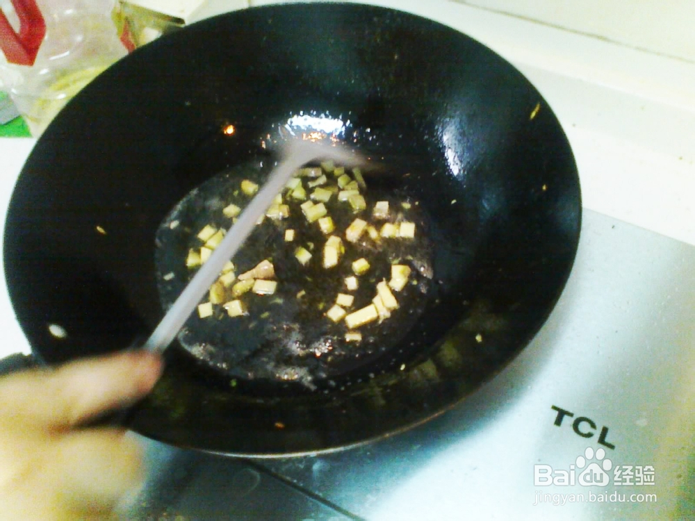 鸭肠炒芹菜的做法