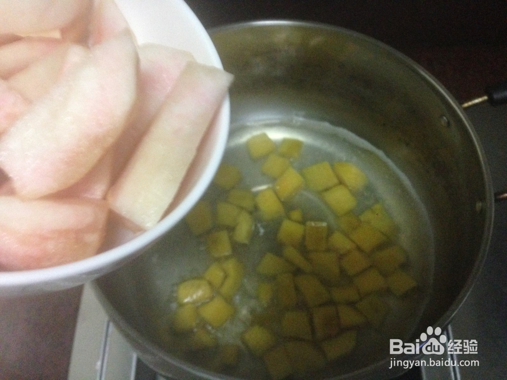 如何制作一份美味的水蜜桃番薯糖水
