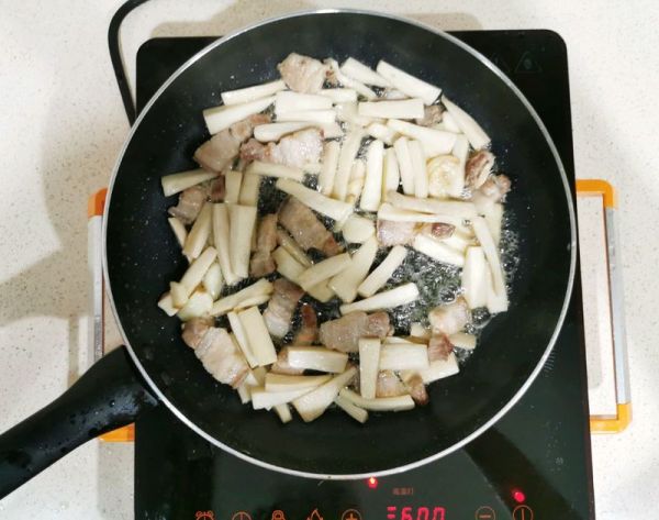 五花肉炒杏鲍菇