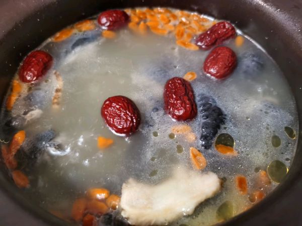 补气养血红枣枸杞乌鸡汤