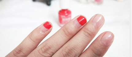 闪亮渐变红色美甲