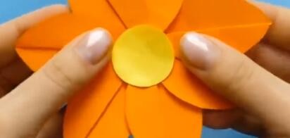 如何用彩纸做出漂亮的纸花
