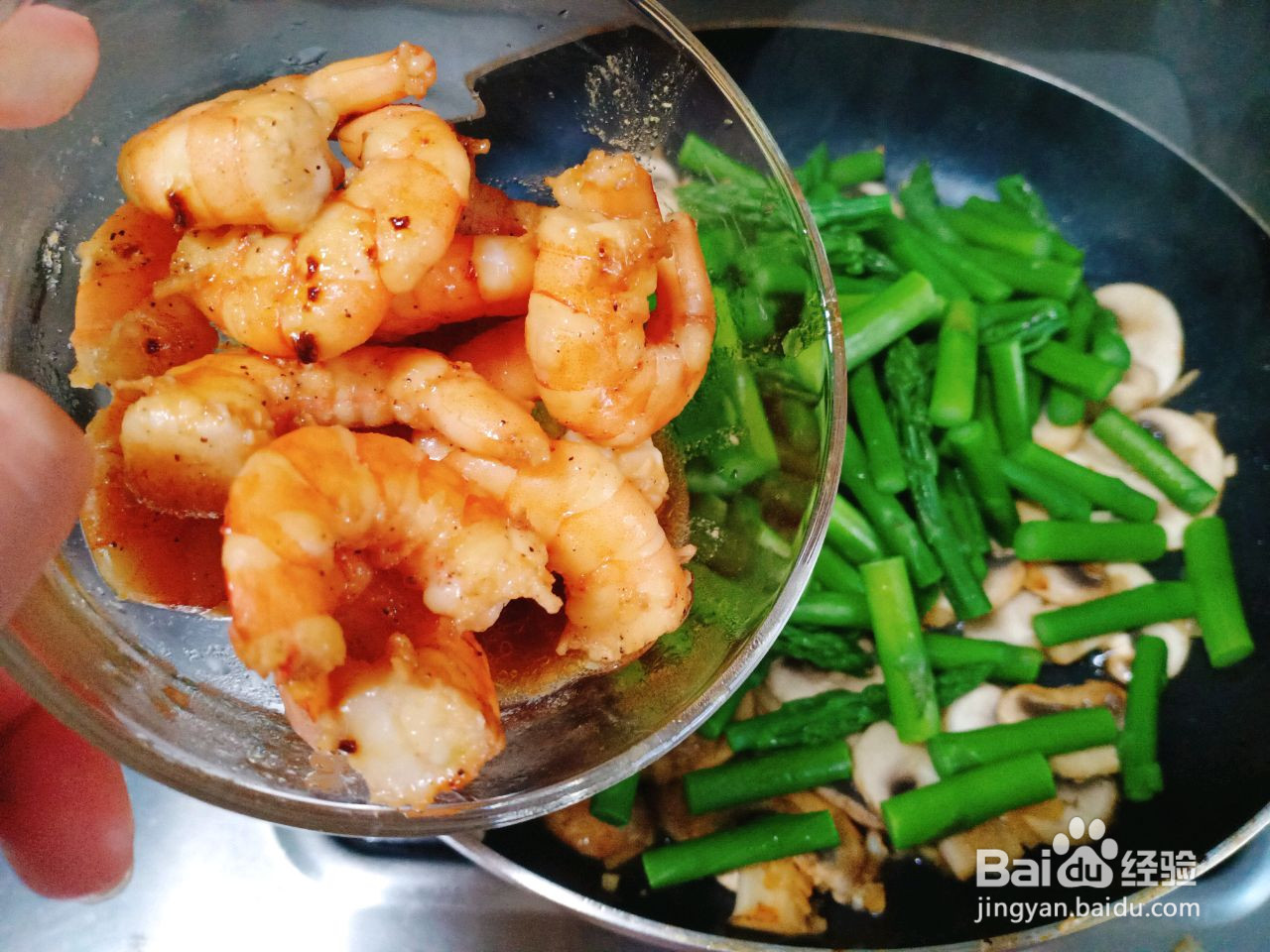 黑椒芦笋口蘑炒虾仁的做法