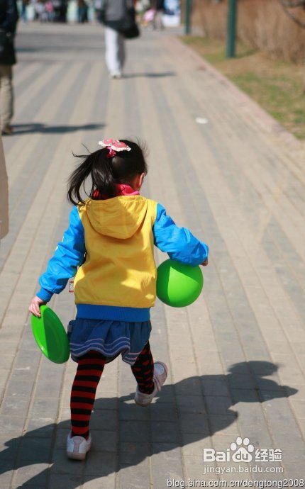 朝阳公园寻春的小孩