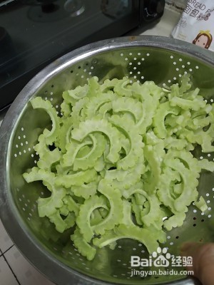 食补养生六味干煸苦瓜的做法