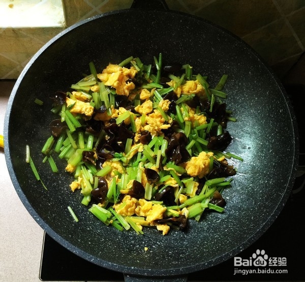 芹菜黑木耳炒鸡蛋做法