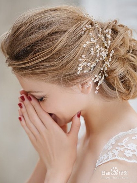 推荐时尚流行新娘发型，复古发饰是亮点