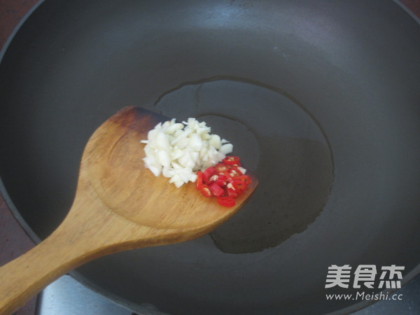 酸菜鸡翅的做法