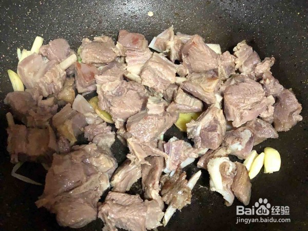 如何在家就能简单制作一份羊排炖胡萝卜呢