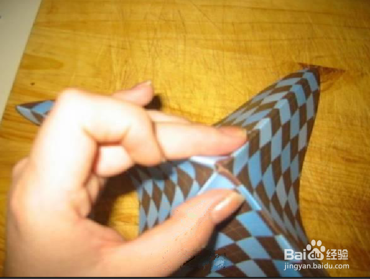 如何制作一朵纸玫瑰花?