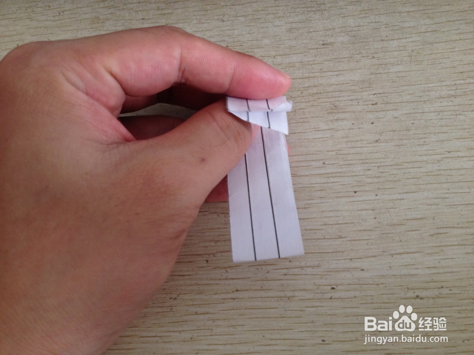 如何用一张纸条做可以支撑两支中性笔的简易支架