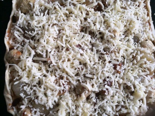 鲜虾贡丸披萨和花式培根披萨