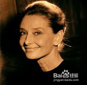 睡觉前护肤让粗糙的脸蛋变得嫩滑