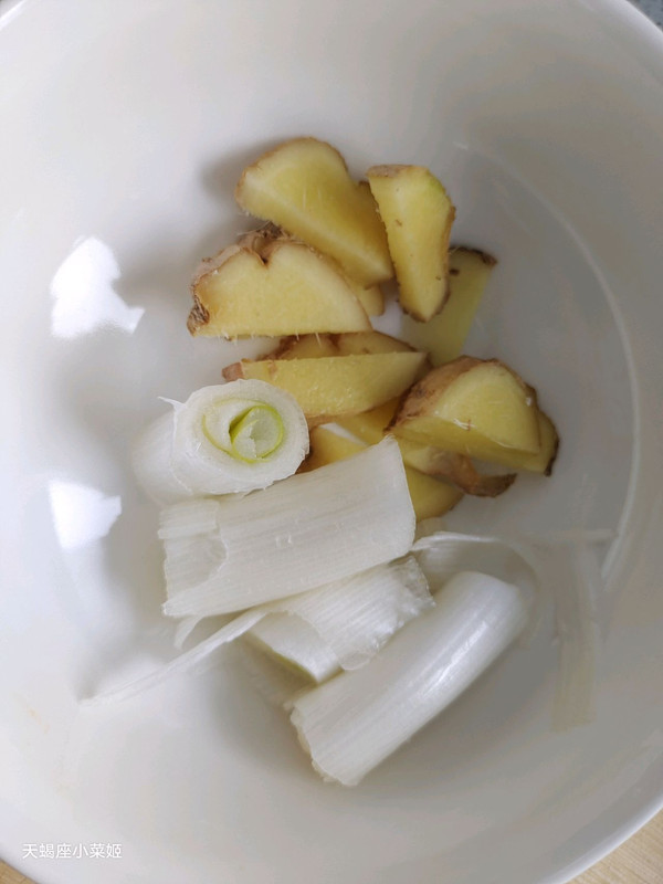 东北酸菜炖脊骨