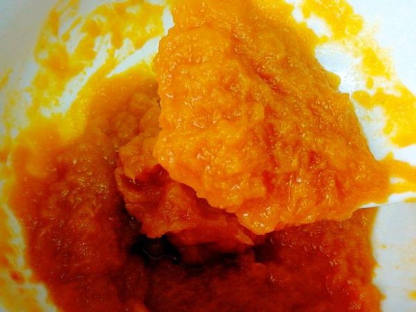 南瓜豆沙包、红枣小米粥