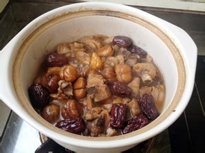 鸡酥栗糯汁浓味香——【红枣焖栗子鸡】