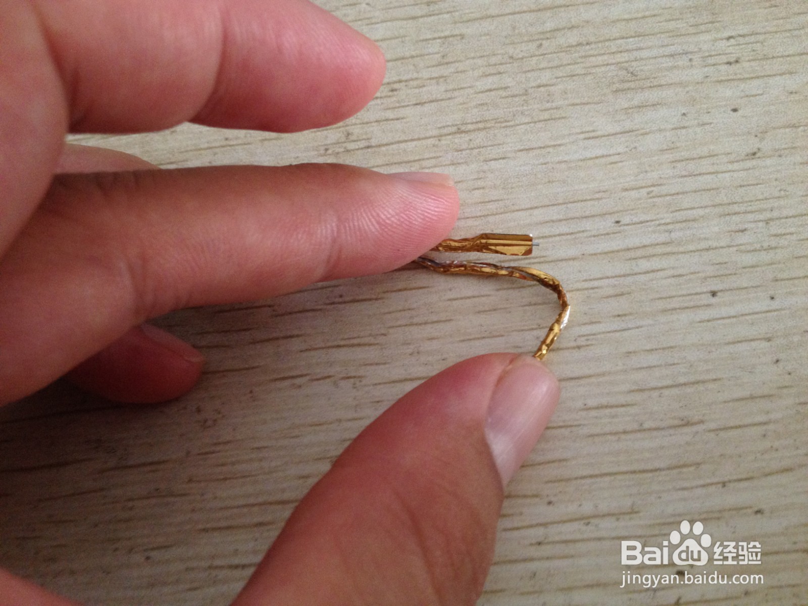 如何用一个面包袋绑绳做简单的钢笔的支架