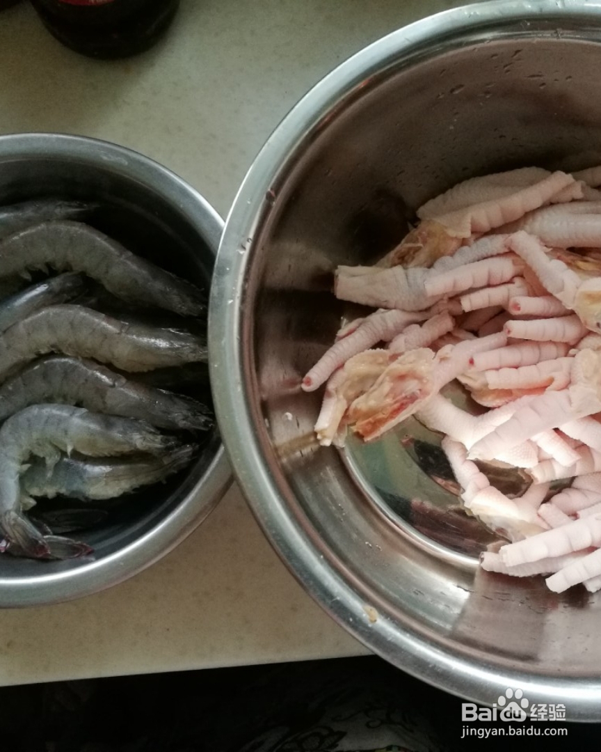 <b>海鲜美食-对虾鸡爪煲的做法</b>