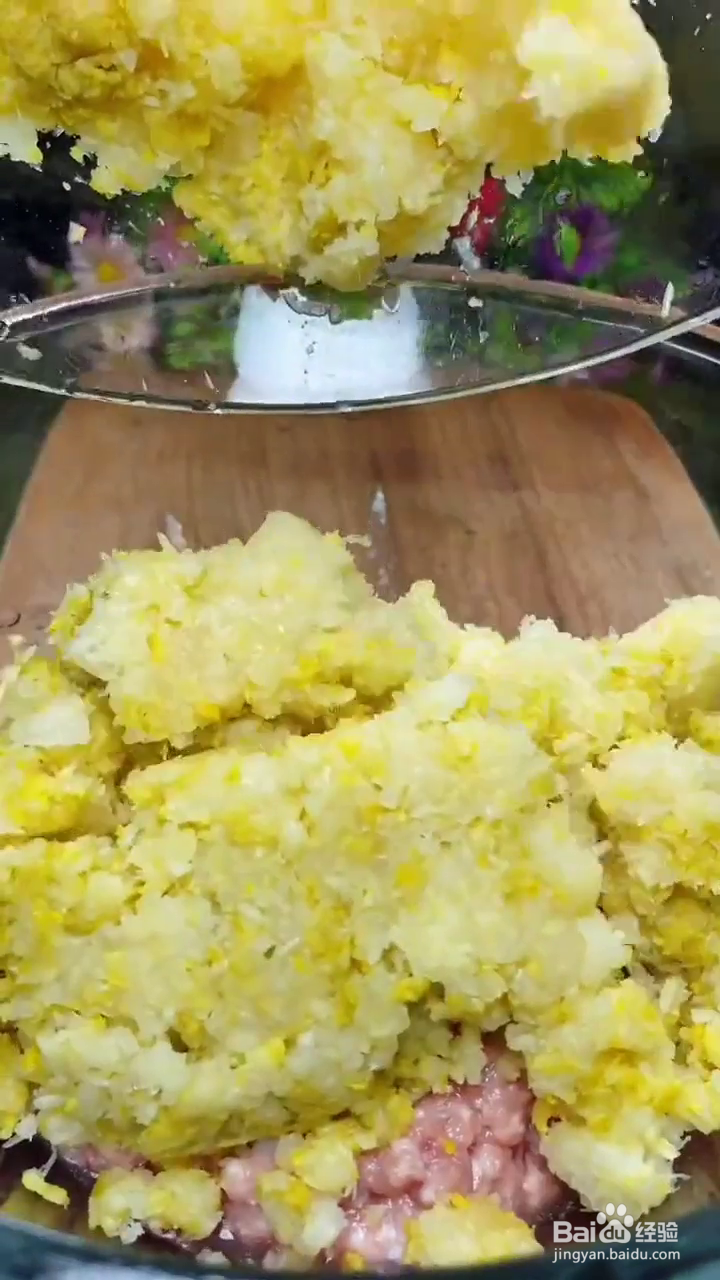 如何制作好吃的土豆皮酸菜猪肉饺子？