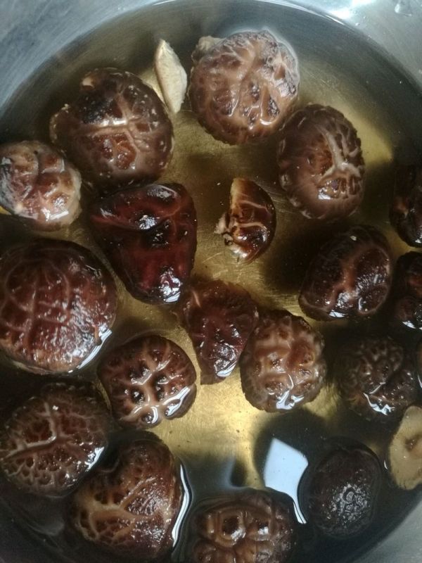 话梅花生炆猪蹄