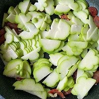 美味的腊味爆炒佛手瓜