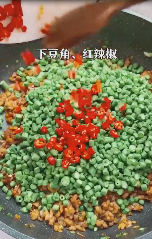 豆角炒辣椒肉沫怎么做