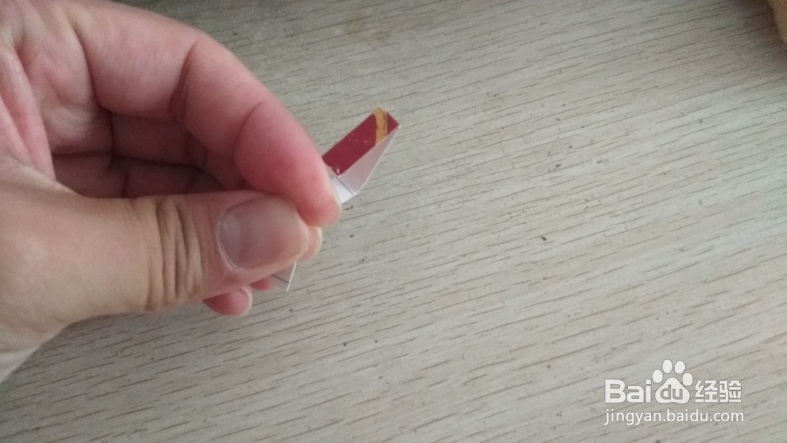 如何用一个细长的硬卡纸做三支中性笔的简易支架