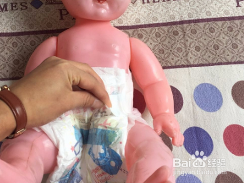 尿裤怎么穿正确图片?