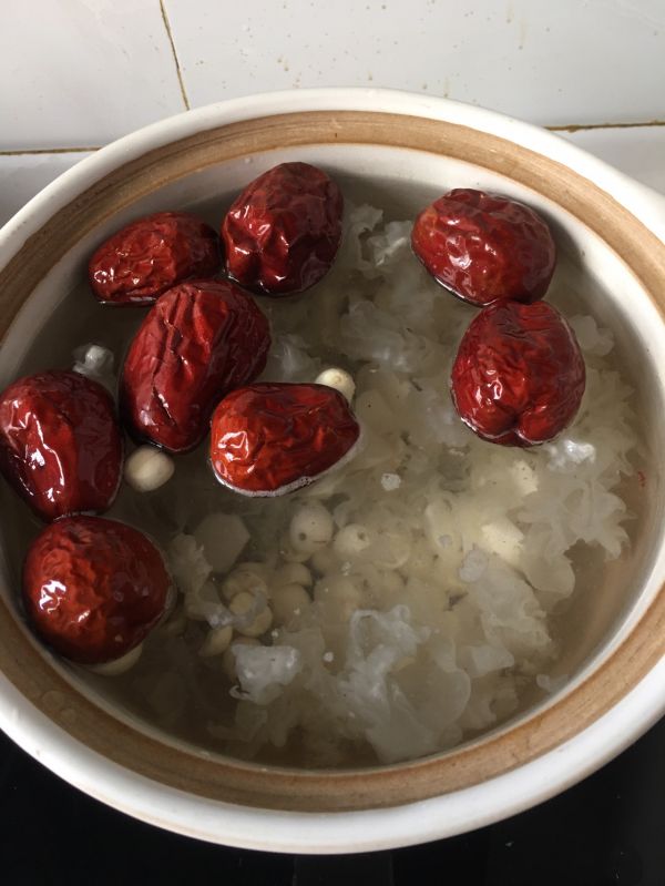 银耳莲子红枣枸杞汤