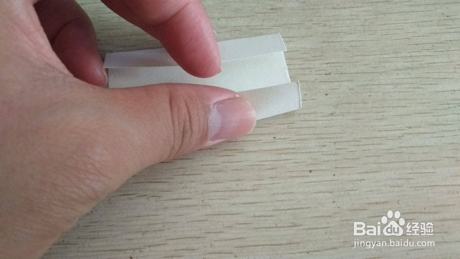 如何用一块正方形的纸做简易的中性笔的支架