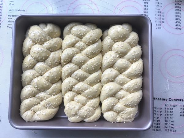 烫种芝麻辫子面包