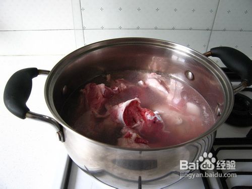 怎样做一款应季的靓汤--粉藕棒骨汤