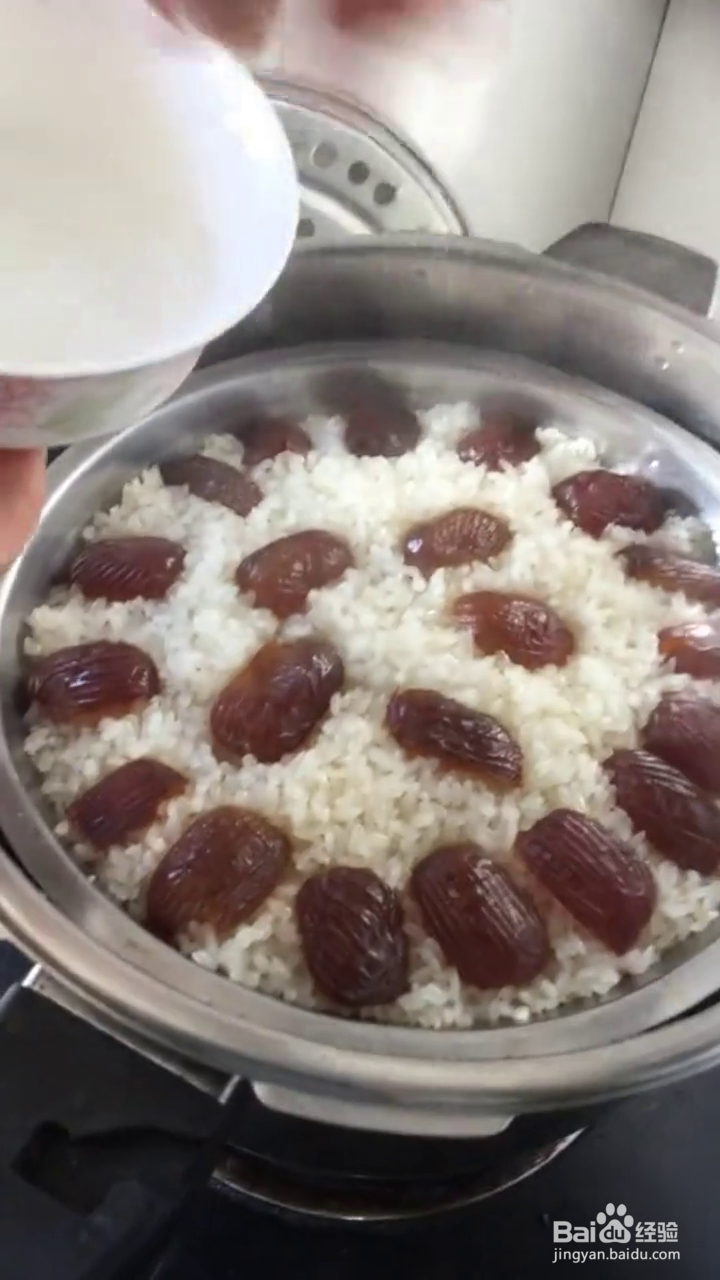 如何制作香甜蜜枣豆沙糯米饭?