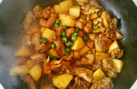 土豆烧鸡的做法