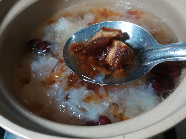 养颜润燥桃胶银耳红枣羹