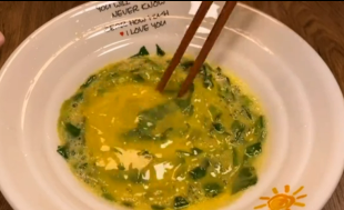 如何蒸制低脂菠菜鸡蛋糕？