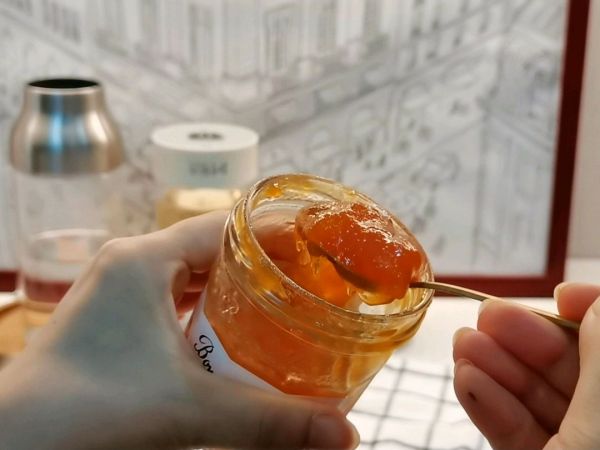 杏仁酱乌龙拿铁咖啡