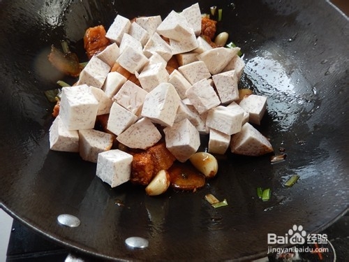 如何做酱香浓郁的芋头红烧肉